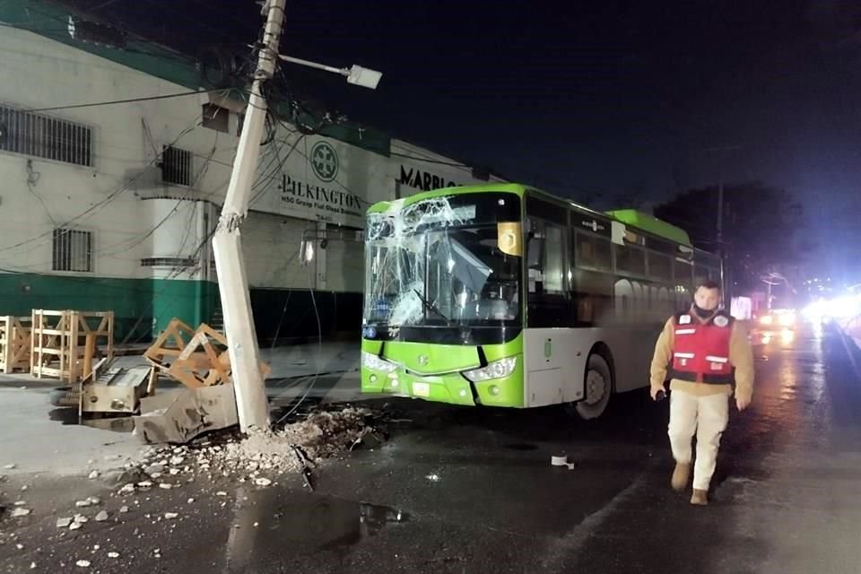 El accidente fue reportado cerca de las 21:30 horas, en la lateral de la Avenida Bernardo Reyes, antes de llegar al cruce con Fidel Velázquez, frente a la Colonia Niño Artillero.