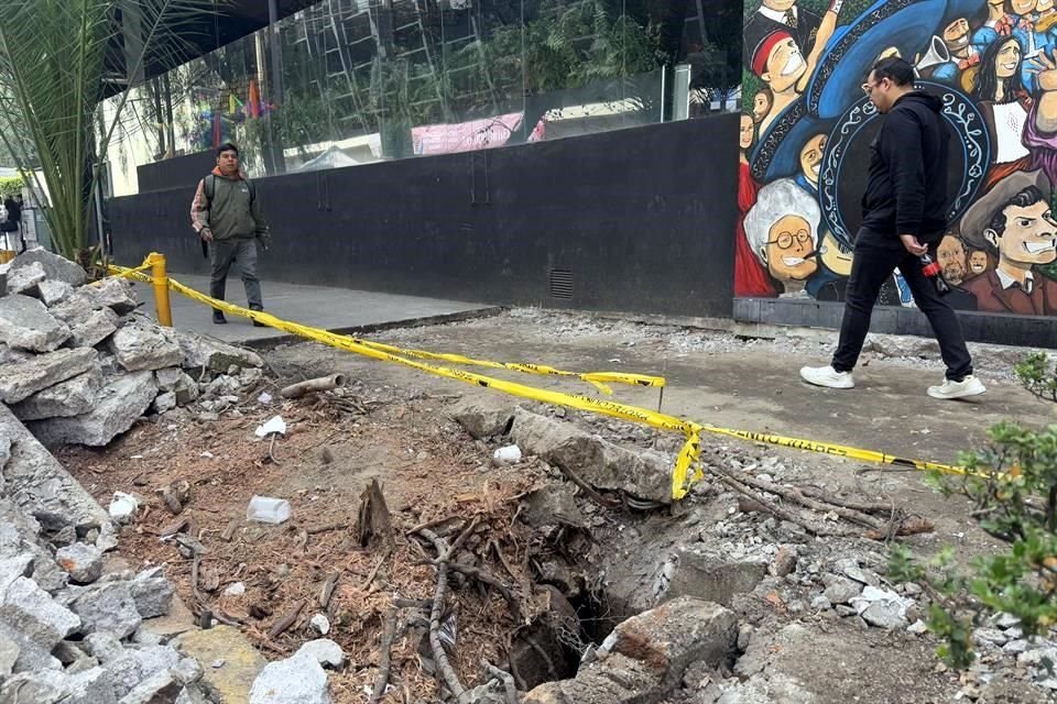 Trabajadores laboraron por cinco horas para retirar los restos que quedaron en la Calle Filadelfia desde el 19 de julio.