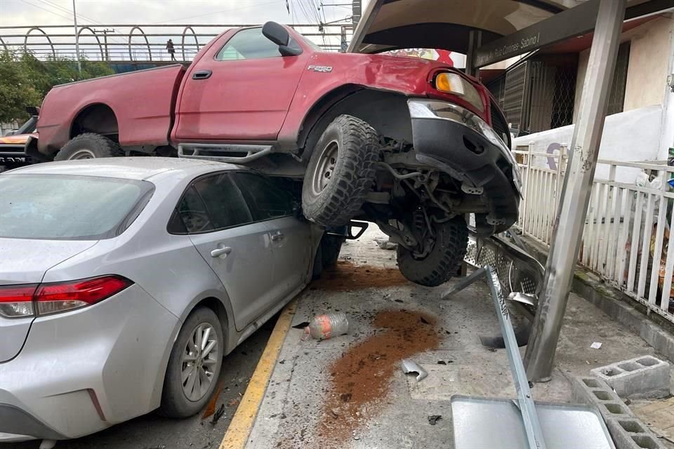 El hombre conducía un auto Toyota Corolla por la Avenida, en dirección al oriente.