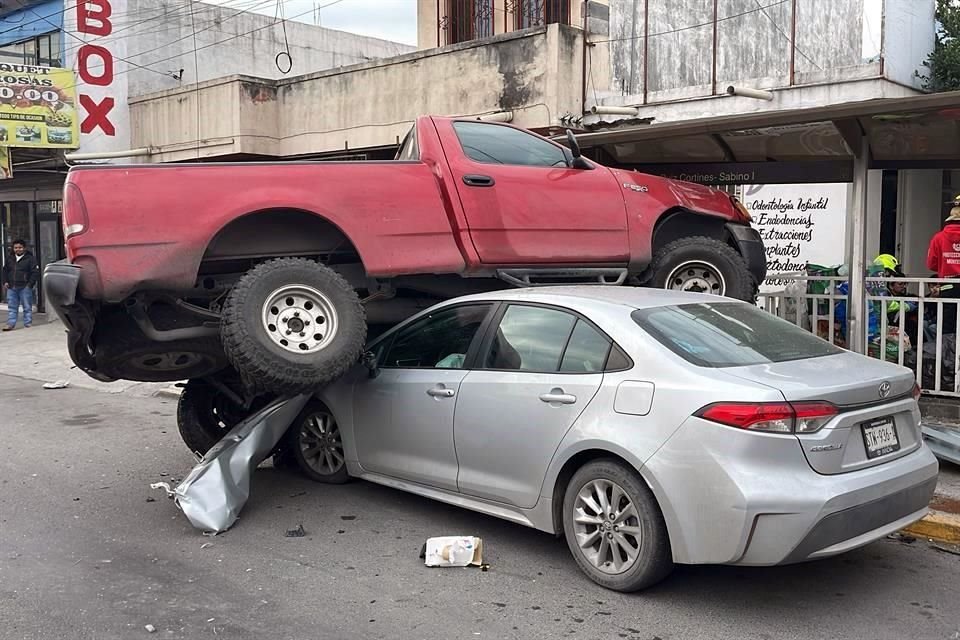 El hombre conducía un auto Toyota Corolla por la Avenida, en dirección al oriente.