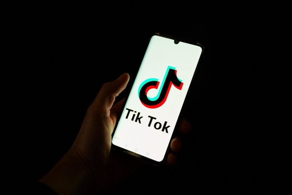 La red social TikTok informó a los usuarios de Estados Unidos que la aplicación estará temporalmente no disponible a partir de este domingo.