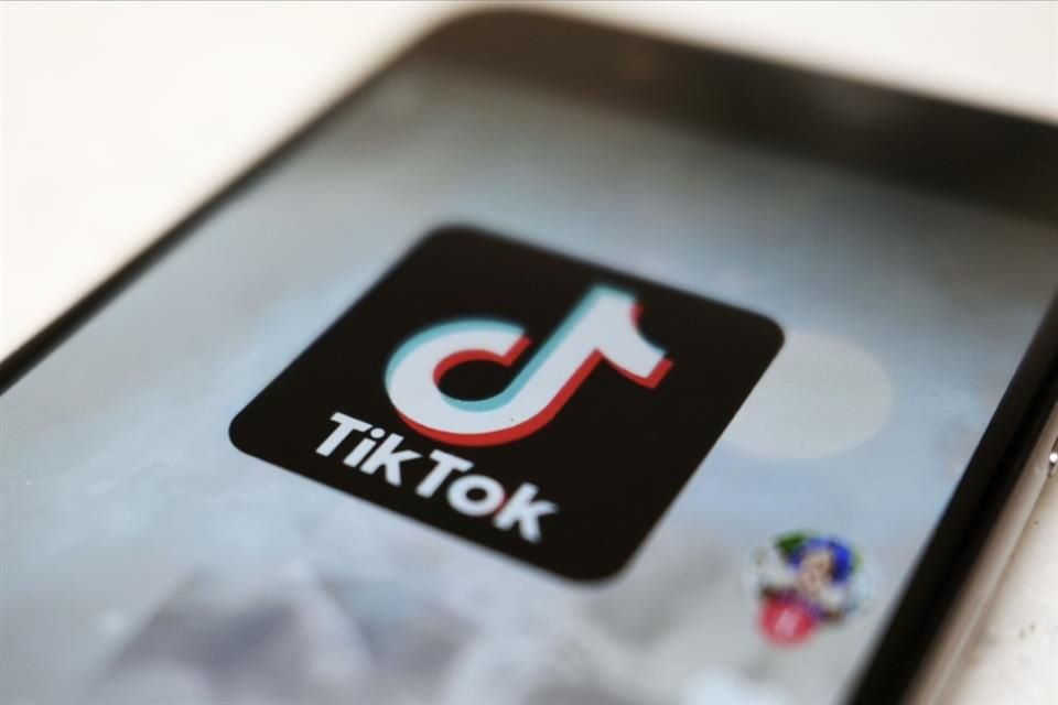 Empresas de marketing digital dicen que los artistas se apresuran a descargar y archivar su contenido de TikTok antes de que la aplicación se apague.