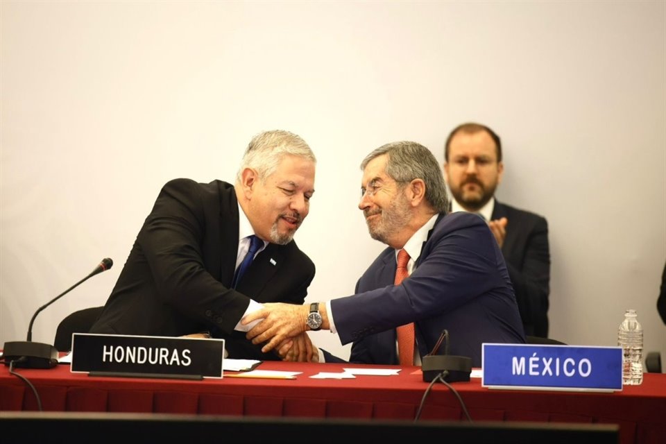 El Canciller mexicano Juan Ramón de la Fuente con el Secretario de Relaciones Exteriores de Honduras, Eduardo Enrique Reina.