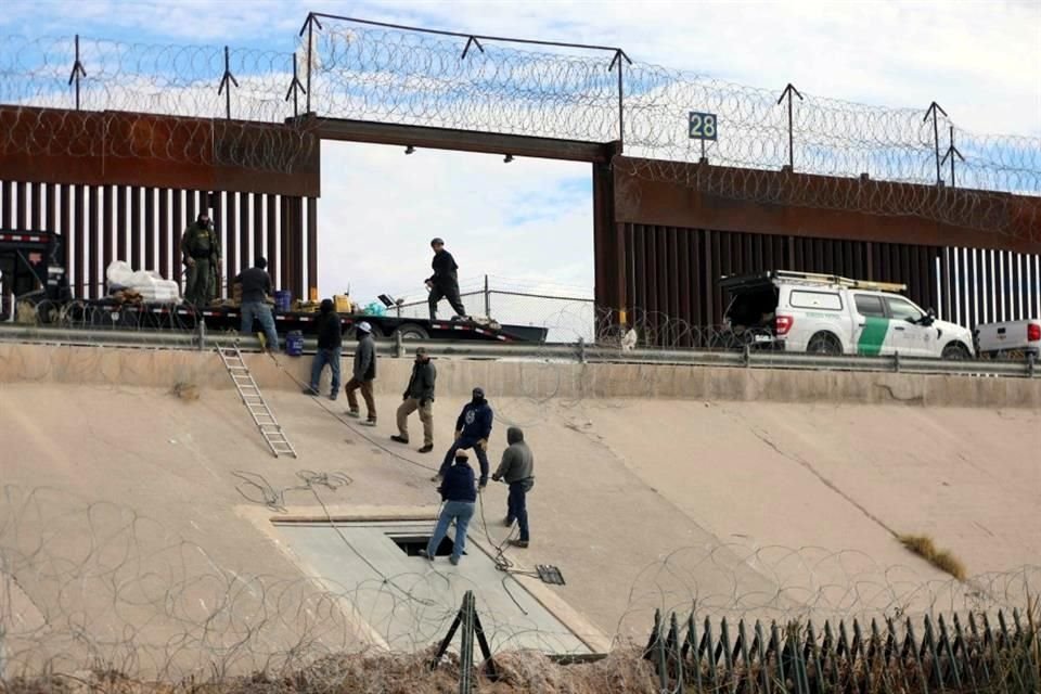 Agentes estadounidenses colocaron alambres de púas en cruces fronterizos con Ciudad Juárez, previo a investidura de Donald Trump.