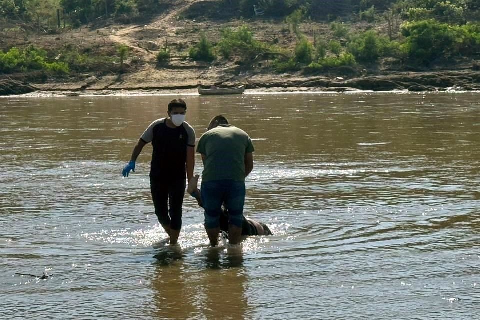 Los cuerpos de una mujer y dos hombres fueron encontrados en la ribera del Río Papagayo, en la localidad de Cacahuatepec, Acapulco.