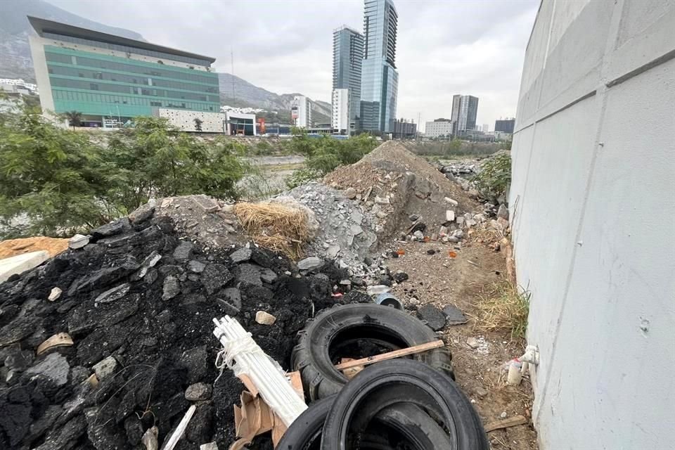 Entre el escombro abandonado tras la obra se encuentran asfalto y llantas.