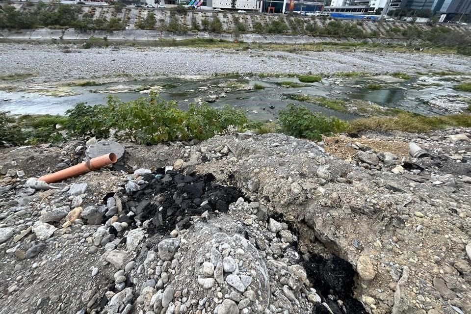 Los vecinos de la Colonia Los Pinos dijeron que el escombro quedó tras una obra de drenaje que se realizó.