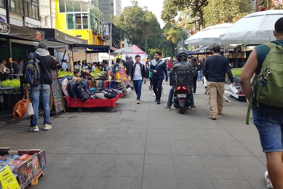 Puestos de comercio informal dificultan el tránsito peatonal en calles de la Colonia Cuauhtémoc. 