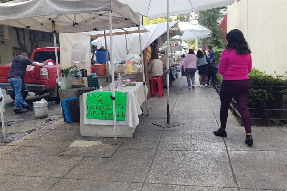 En Río Sena, Río Tíber y Río Nilo, en la Alcaldía Cuauhtémoc, el número de puestos ha aumentado, con mayores limitaciones para los caminantes. 