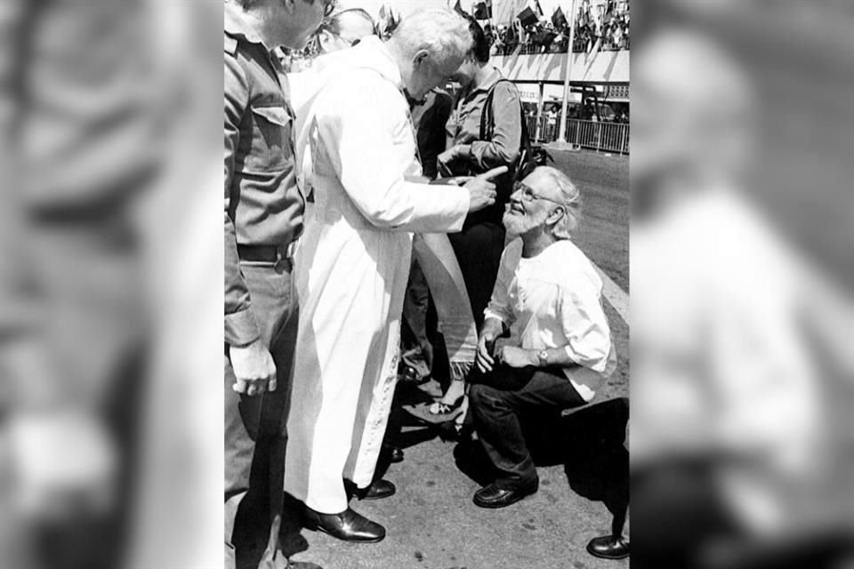 Visita a Nicaragua de Juan Pablo II en 1983 cuando reprende al sacerdote y poeta Ernesto Cardenal por apoyar Revolución Sandinista y participar como Ministro de Cultura en gobierno de Daniel Ortega.