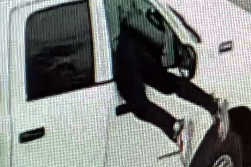 Roban arma de camioneta de escolta de ex funcionario estatal