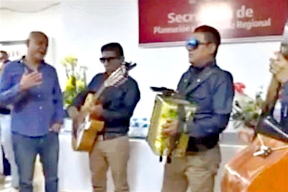 Secretario de Planeación y Presupuesto de Guerrero armó fiesta con grupo y comida en oficinas del Palacio de Gobierno en horario laboral.