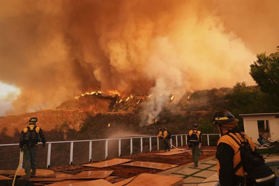 Kebakaran di California telah menyebabkan penundaan atau pembatalan berbagai acara di Hollywood dan New York, termasuk Oscar.