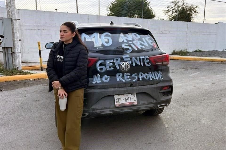 Alejandra Martínez Ceccopieri protesta por tener 10 meses descompuesta su camioneta y no tener respuesta de la agencia MG Reynosa.