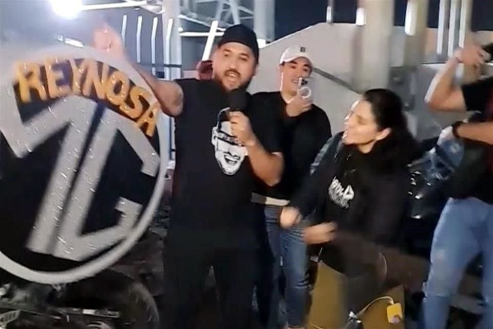 Unas 500 personas se unieron a su protesta, prendieron lumbre y prepararon carne asada en la banqueta, cenaron con ella, ingirieron bebidas, rompieron una piñata diseñada con logo de MG.