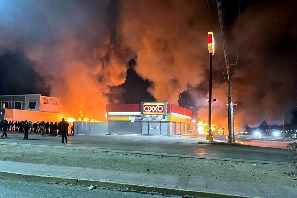 Migrantes en su mayoría venezolanos aventaron piedras a elementos de seguridad y prendieron fuego a sus pertenencias en Chihuahua, en un intento de evitar ser asegurados por agentes del INM.