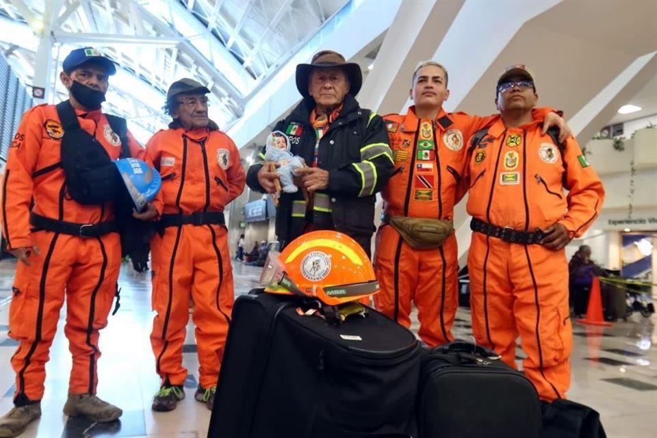 Una cuadrilla de los rescatistas mexicanos Topos Azteca partió a Los Ángeles, Estados Unidos, para participar en las labores de rescate.