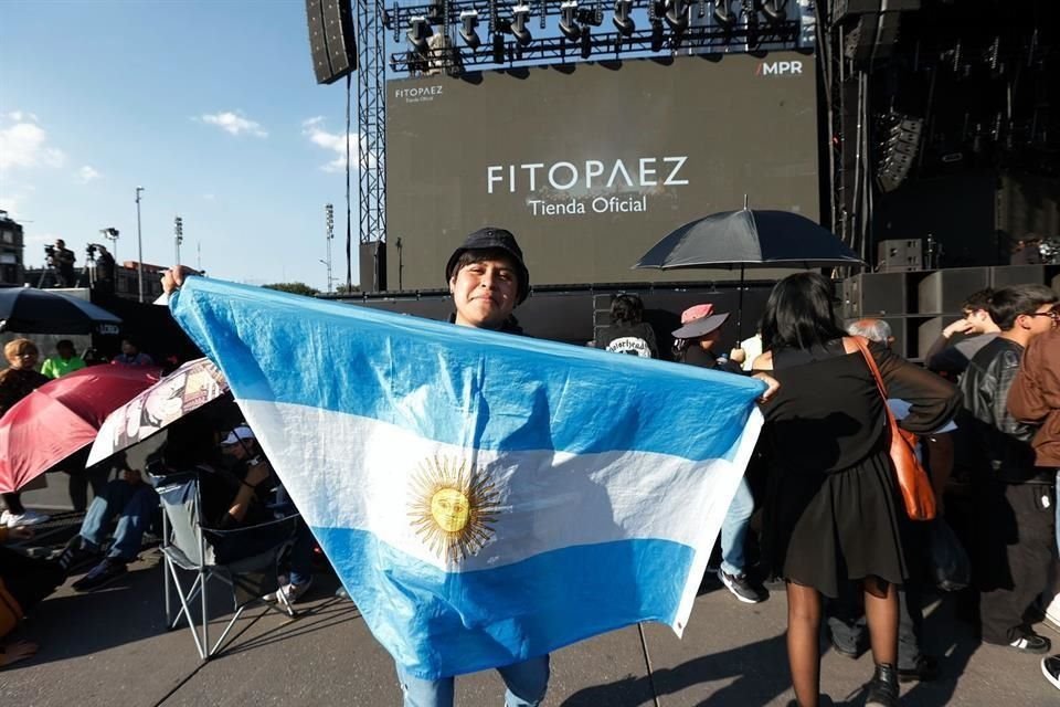 Para ver de cerca a Fito Páez en su concierto en el Zócalo, decenas de personas pasaron horas bajo el sol, apostados de pie o en bancos.