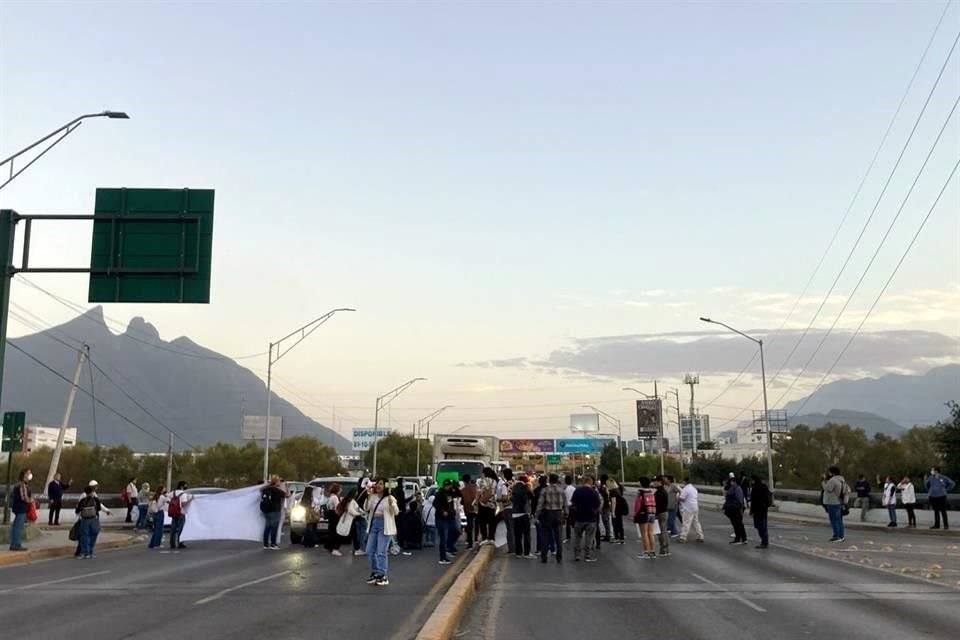 Los manifestantes  bloquearon ambos sentidos de Félix U. Gómez, a la altura de Constitución.