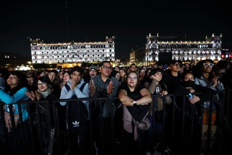 En la barricada se podían ver fans de todas las edades.