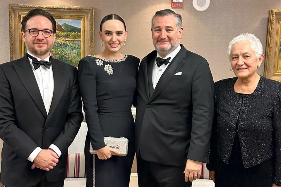 El empresario regio Javier Garza Buffington (izq. a der.), Altagracia Gómez Sierra, el Senador Ted Cruz y Diana Alarcón.