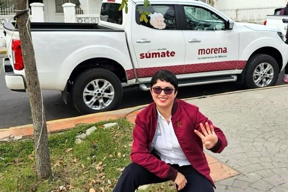 Morenistas de Nuevo León, como Anylú Bendición Hernández y Eli Banda, mostraron las nuevas camionetas, que fueron ubicadas a principios de este mes en la Ciudad de México.