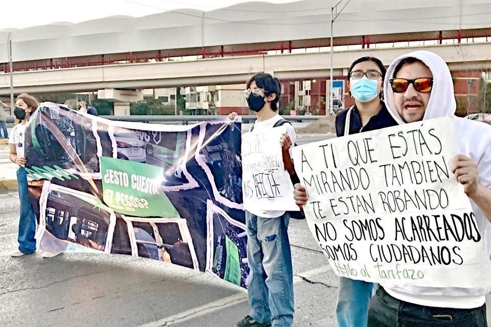 Los inconformes exhibieron mensajes contra el alza.