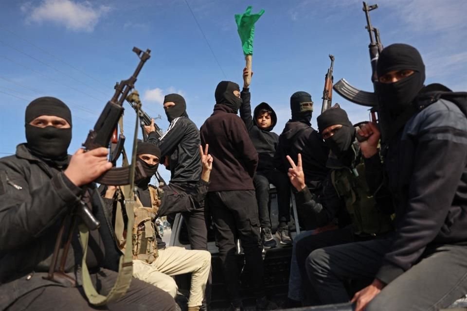 Miembros del brazo armado de Hamas participan en un desfile militar a lo largo de una calle en Deir el-Balah, en el centro de la Franja de Gaza, el 19 de enero de 2025.