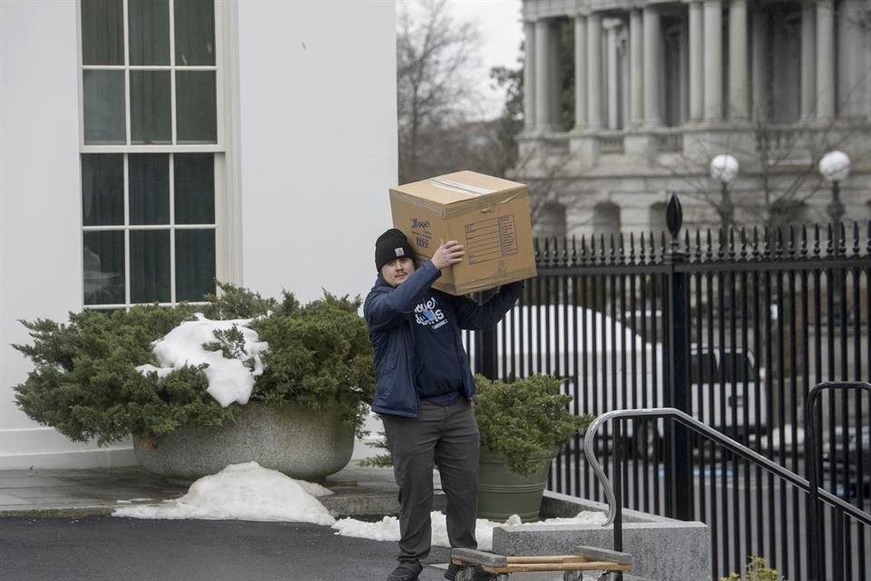 Los trabajadores de mudanzas cargan camiones en los terrenos de la Casa Blanca dos días antes del día de la toma de posesión en Washington.