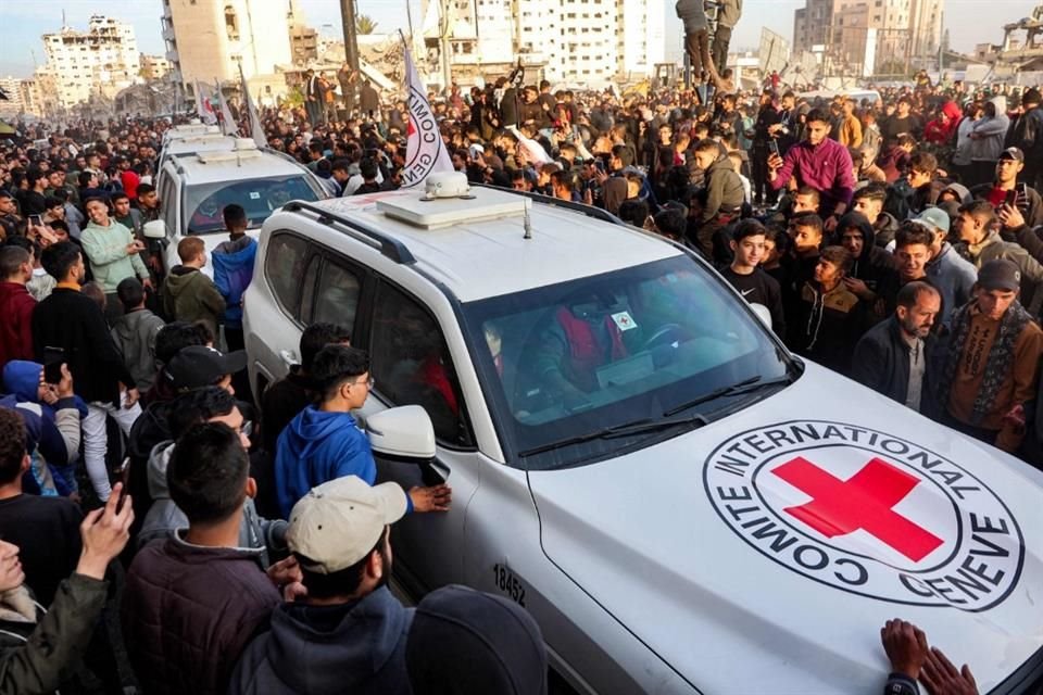 Orang-orang berkumpul di sekitar kendaraan Palang Merah di Kota Gaza pada 19 Januari 2025.