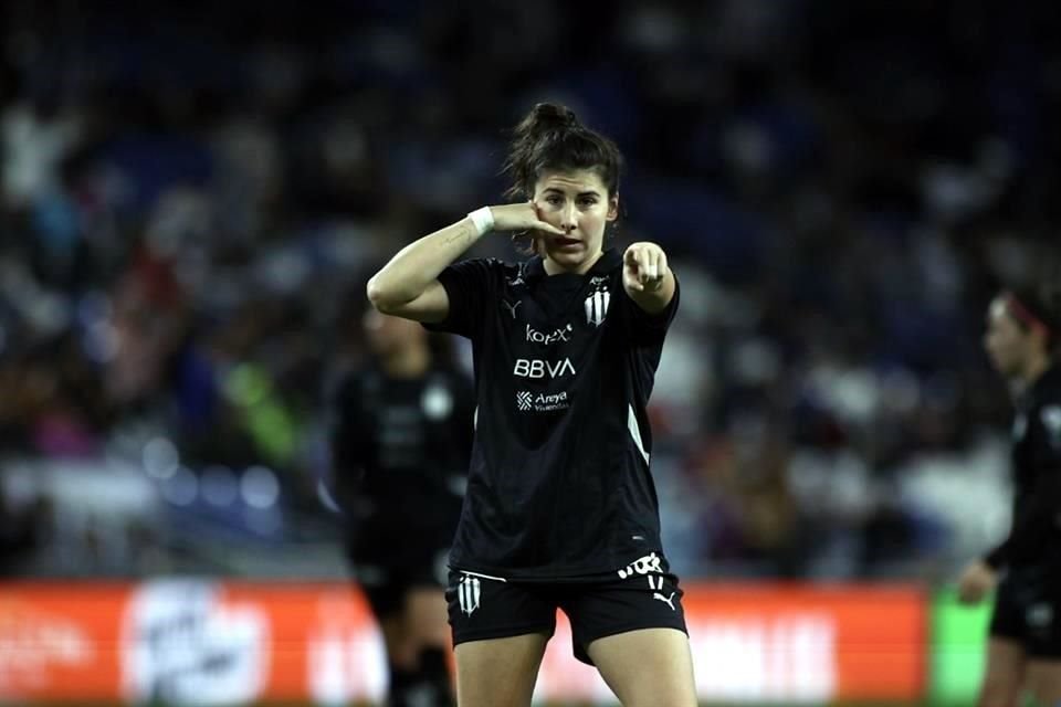 Lucía García dari Spanyol merayakan gol pertama dari tiga golnya. 