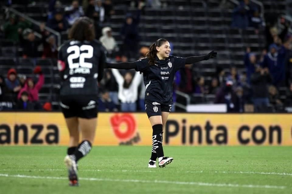 Fátima festejó su gol con una gran sonrisa.