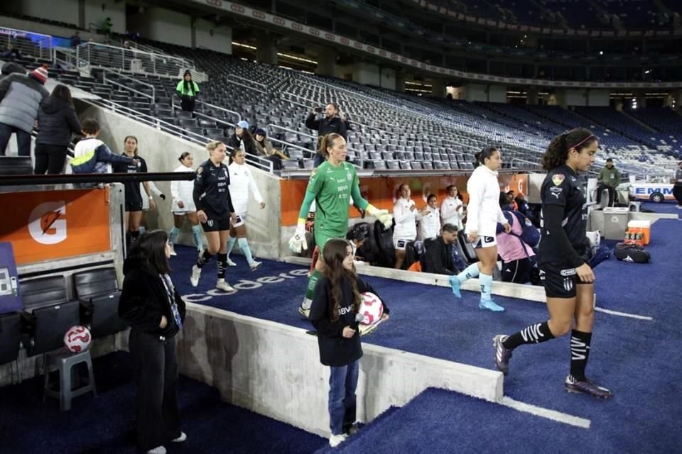 El ingreso de ambas escuadras a la cancha del Estadio Monterrey.