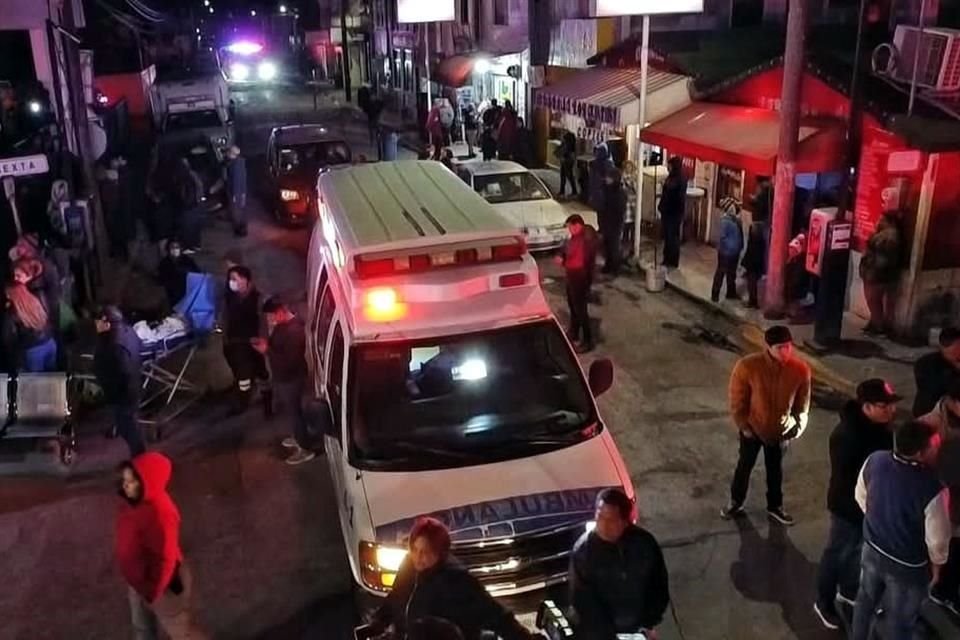 Ambulancias trasladaron a los pacientes evacuados a otros nosocomios.