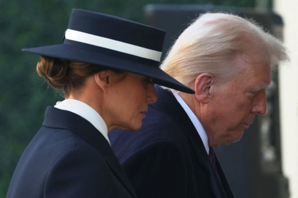 Melania Trump y el Presidente electo Donald Trump llegan a la iglesia de St. John.