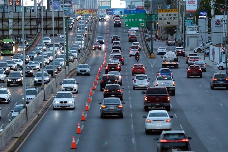 El Municipio de Monterrey habilitó la prueba por dos semanas del carril de contraflujo en la Av. Gonzalitos.