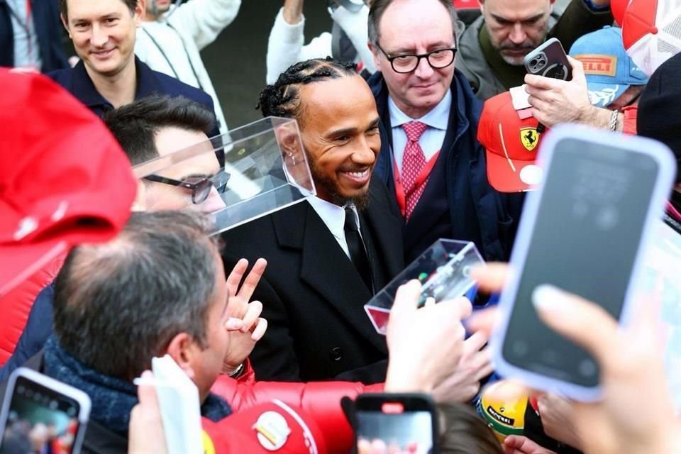 Hamilton se acercó a múltiples aficionados que lo recibieron en Italia buscando una foto y una firma del piloto británico.