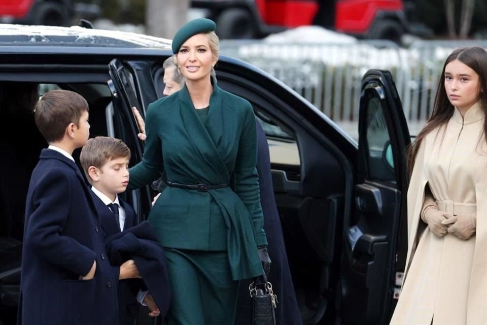 Para este lunes, Ivanka pareció dejar la controversia a un lado para lucir más recatada al usar un traje de falda verde y un sombrero a juego en la toma de posesión de su padre.