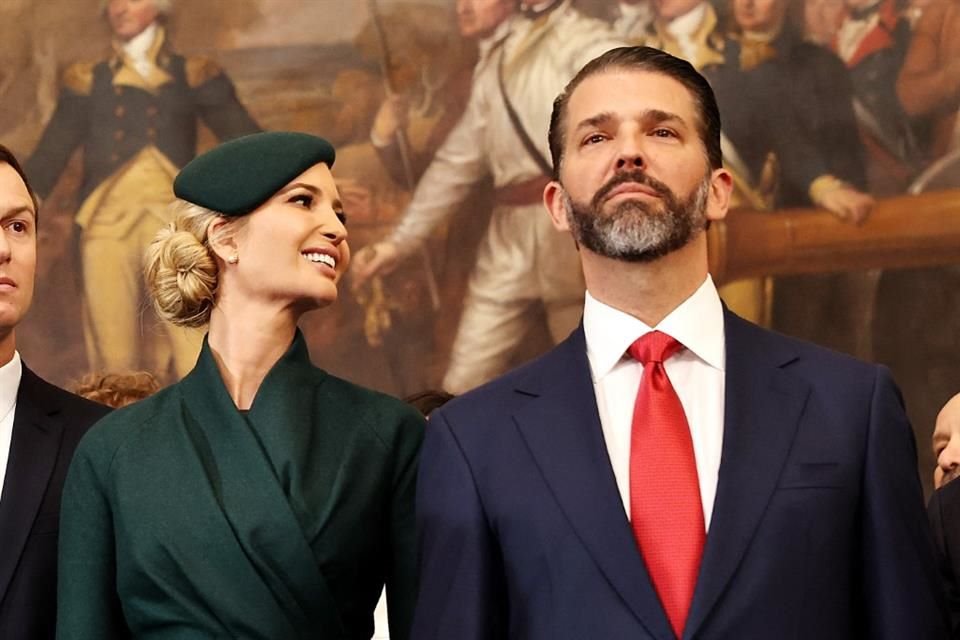 Ivanka Trump y Donald Trump Jr. llegando a la ceremonia de juramentación de su padre, en el Capitolio.