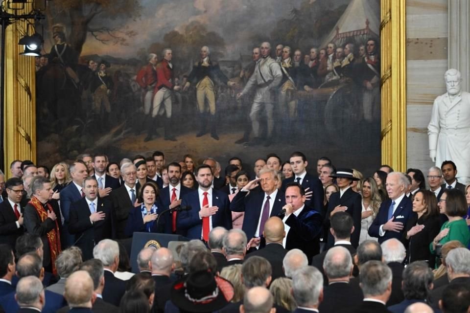 El cantante estadounidense Christopher Macchio interpreta 'The Star-Spangled Banner' después de que el presidente Donald Trump prestara juramento como el 47º presidente de Estados Unidos.