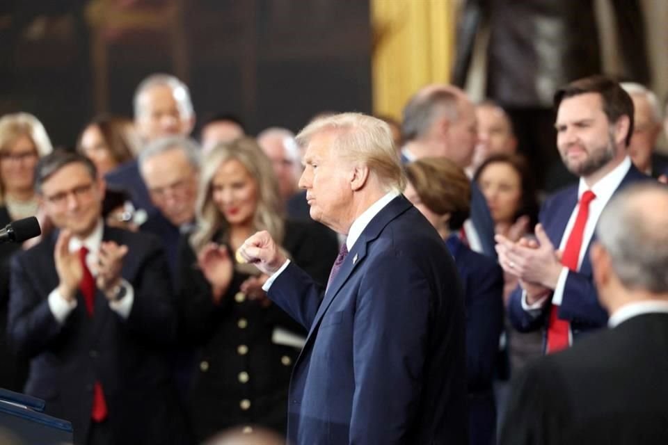 Donald Trump levanta el puño después de pronunciar su discurso inaugural tras ser juramentado como el 47º presidente de EU.