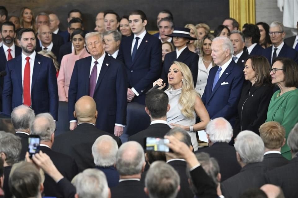 Para el evento, Underwood llevaba un elegante vestido de escote alto en color lavanda claro y una pulsera de diamantes brillantes.