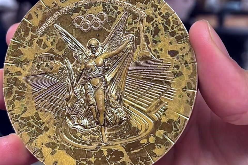 Así luce la medalla del nadador francés Clement Secchi tras los Juegos Olímpicos de París.