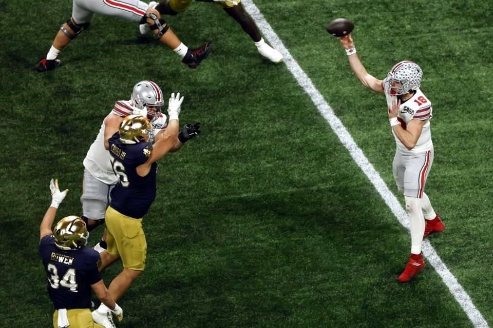 Will Howard tuvo una destacada actuación con 231 yardas por aire y dos pases de touchdown.