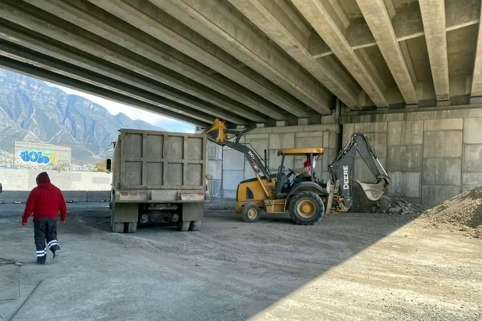 El municipio retiró escombro y tierra de la parte inferior del 'mega puente' de Díaz Ordaz y Manuel Ordóñez.