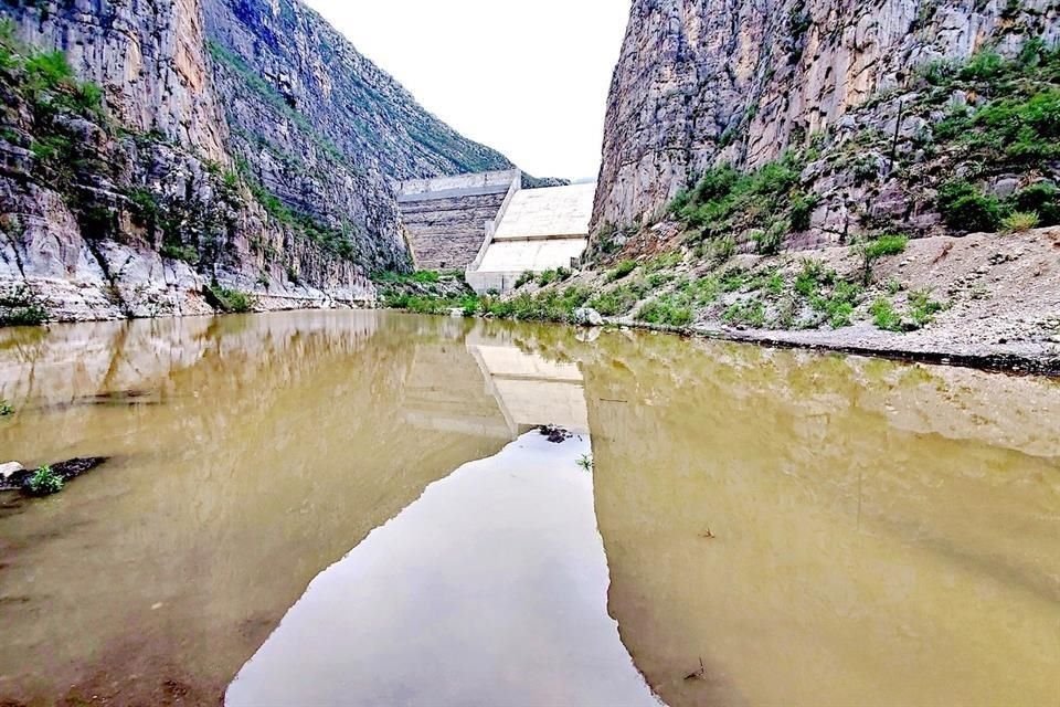 Agua y Drenaje señaló que el socavón mide 12 metros de profundidad y podrían iniciar a repararlo en un mes más.