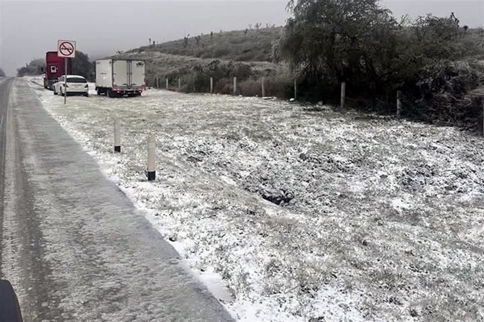 La Carretera Libre a Laredo fue cerrada en ambos sentidos a la altura de la cuesta de Mamulique, al formarse hielo en la carpeta asfáltica.