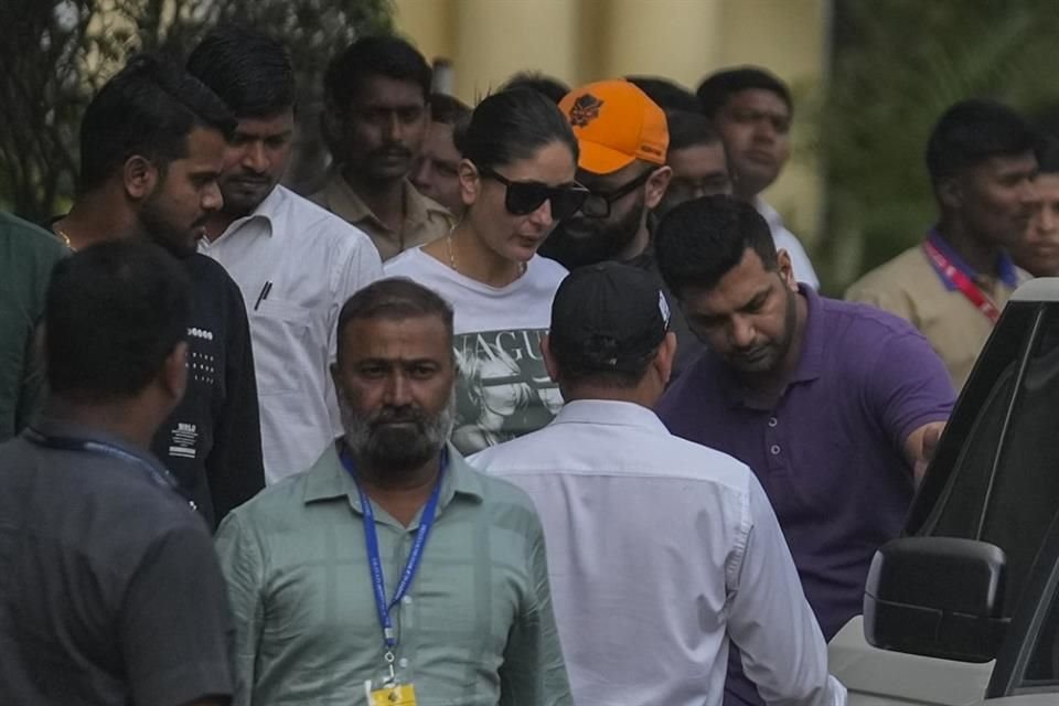 La actriz de Bollywood Kareena Kapoor Khan sale del hospital después de que su esposo, el actor de Bollywood Saif Ali Khan, fuera dado de alta.