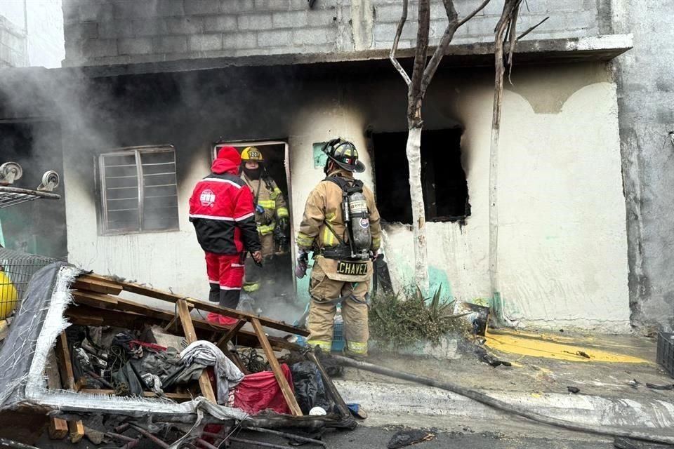 Luego de encender fuego para mitigar el frío en una casa abandonada, un hombre fallece y tres resultan con síntomas de intoxicación.