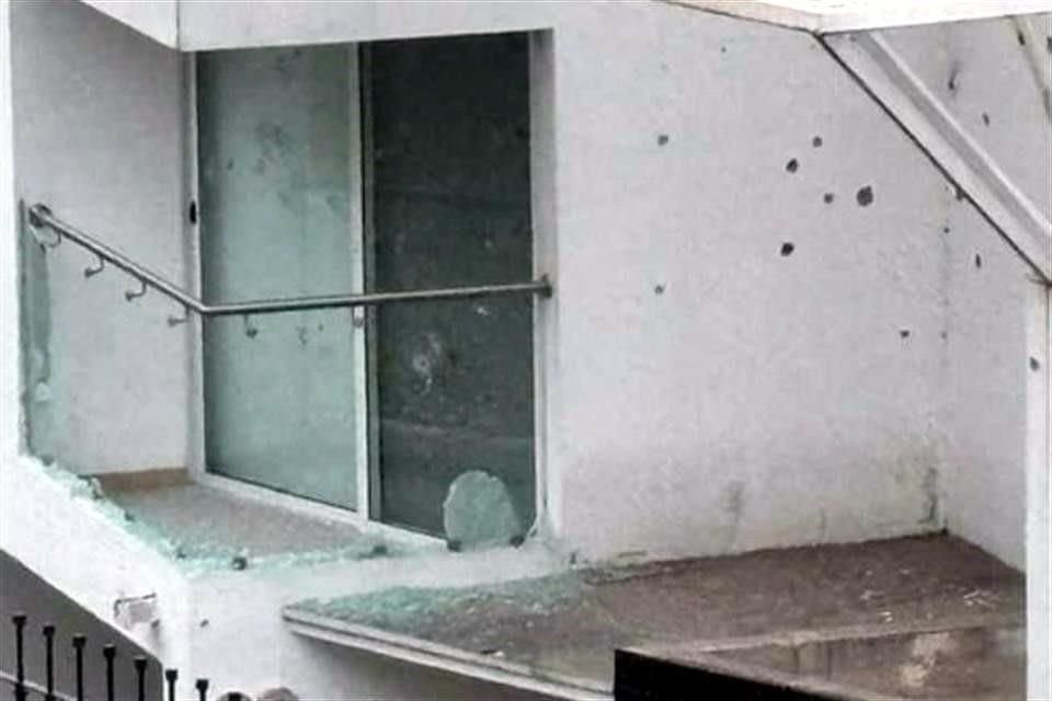   La fachada de la casa, ubicada en la calle Enrique Granados, de la Colonia Colinas Diamante, evidencia los impactos de bala.